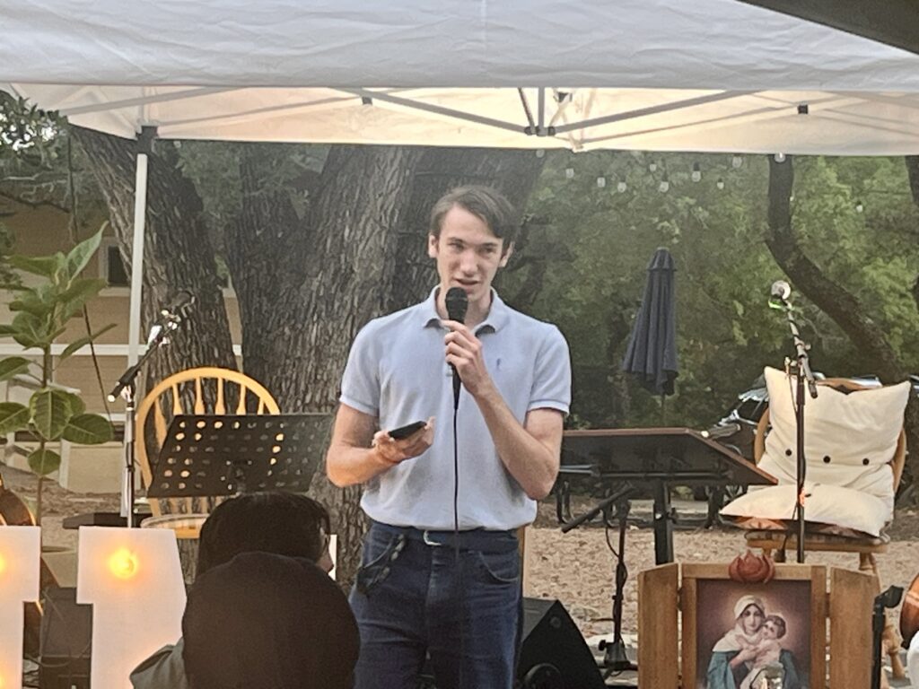 Louis-Raphaël giving a testimonial on his SUM experience