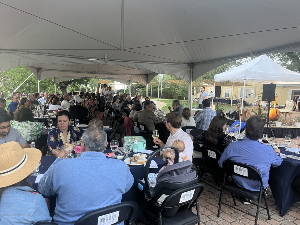 Guests enjoying the SUM fundraising dinner
